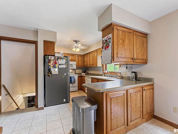 4th image of 914 32nd Avenue Ct