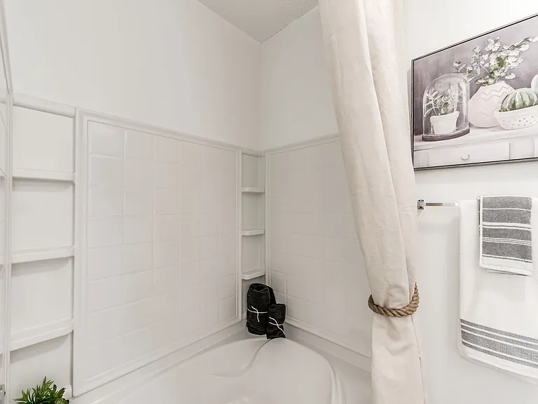 2BD, 2BA - 1150SF - Second Bathroom