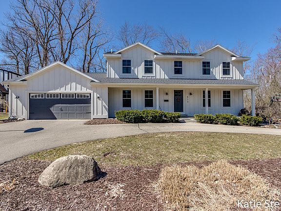 3rd image of 513 Edgemere Dr SE