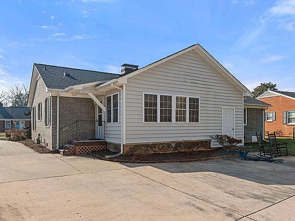 4th image of 2806 Northampton Dr