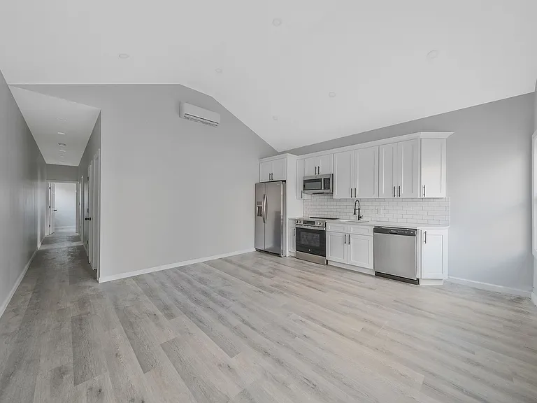 224 Amber St — Photo 13