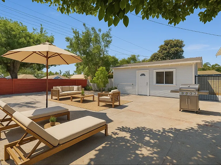 820 S Van Ness Ave — Photo 17