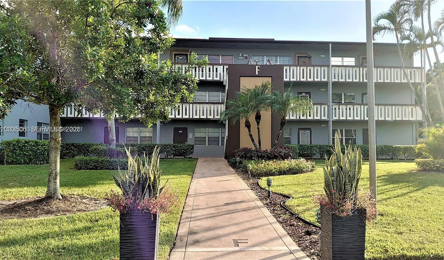 Suffolk At Century Villag — Photo 1