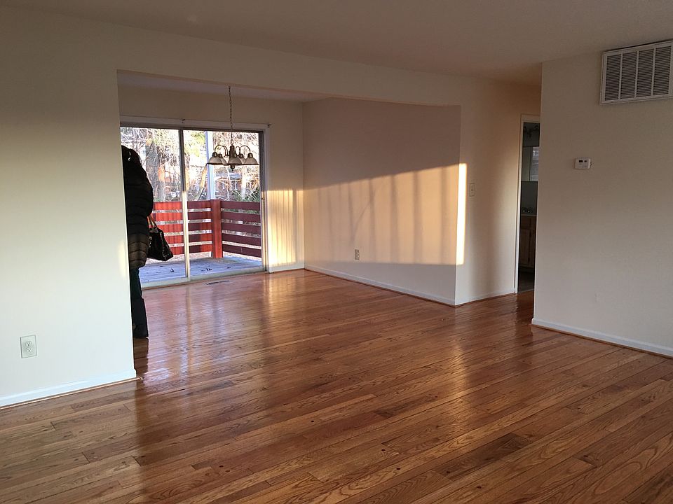HARD WOOD FLOORS THROUGHOUT