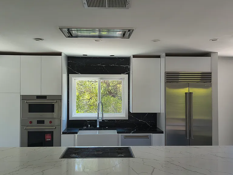 2828 Benedict Canyon Dr — Photo 10