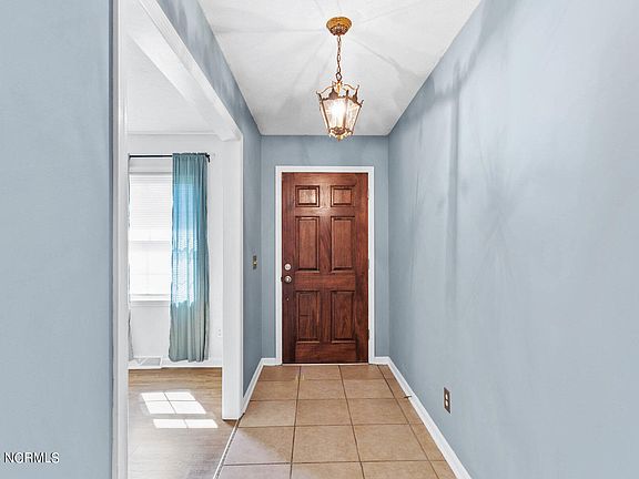 4th image of 613 Robert E Lee Drive