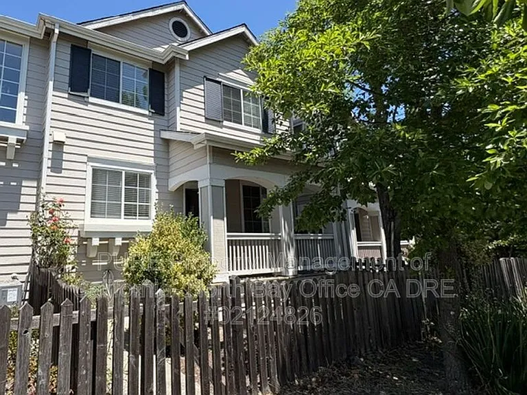 2044 Easton Dr — Photo 1