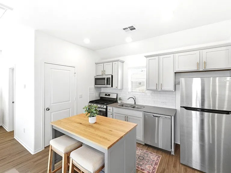 160 Rioja Garage Apartment Kyle Ter #GARAGE — Photo 6