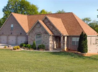 1841 Lakebrook Cir, Dandridge, TN 37725
