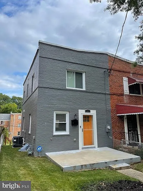 4 bed, 2.5 bath, 1436 sqft, $2,400 — Photo 1