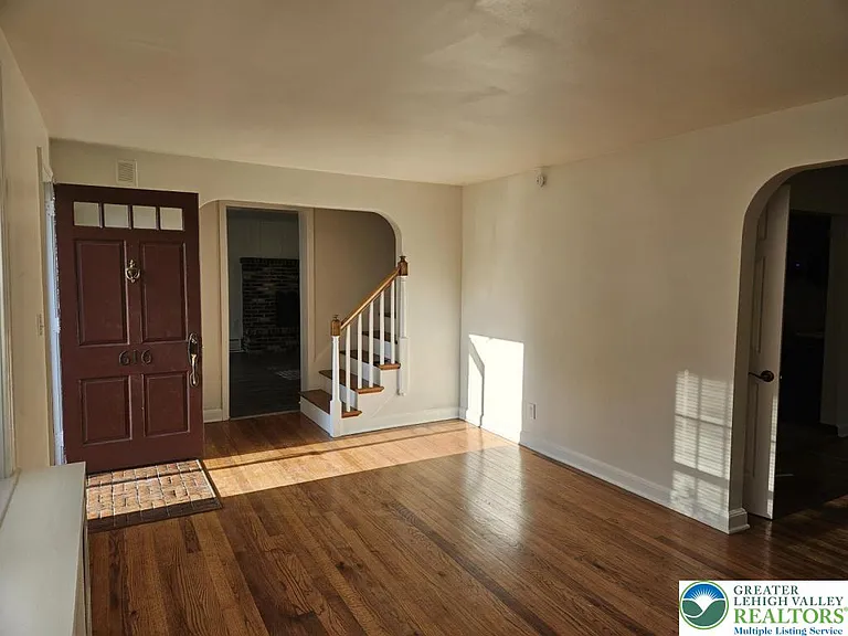 616 Beverly Dr S — Photo 3