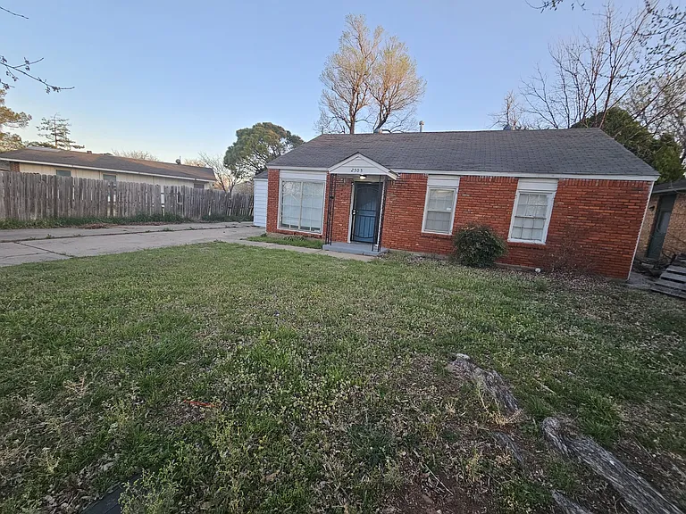 2505 NW Lincoln Ave — Photo 2