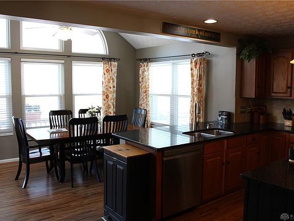 5th image of 2585 Hillsdale Dr