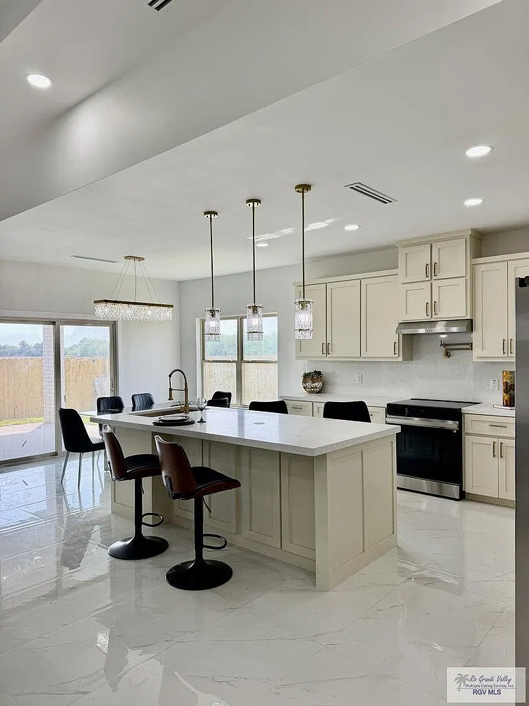 5 bed, 4.0 bath, 2347 sqft, $4,000 — Photo 3