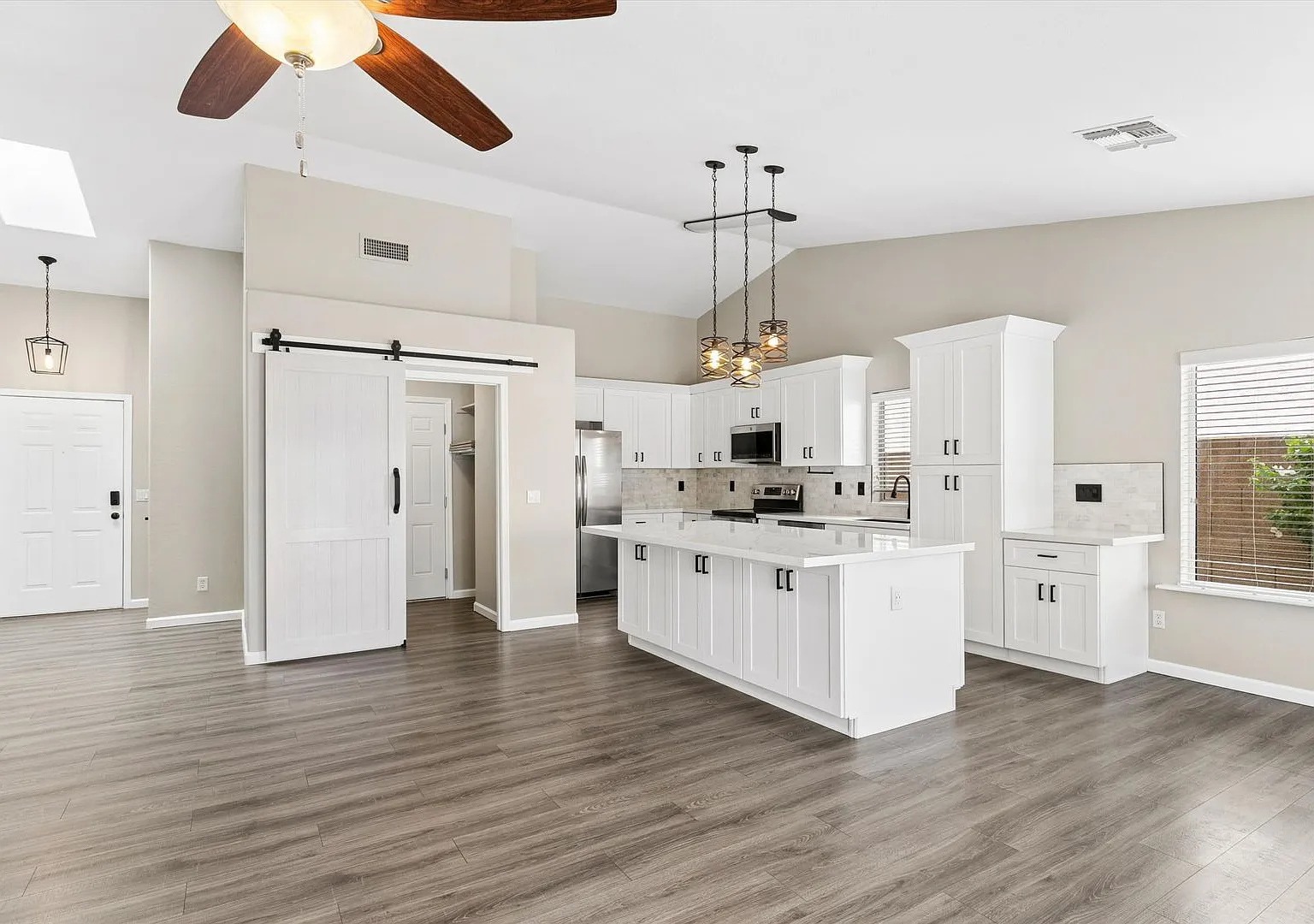 4 Bedrooms, 2 Bathroom, With A Pool, Newer Ac, Modern Kitchen And No Hoa, This Is A Must See! Ava... — Photo 1