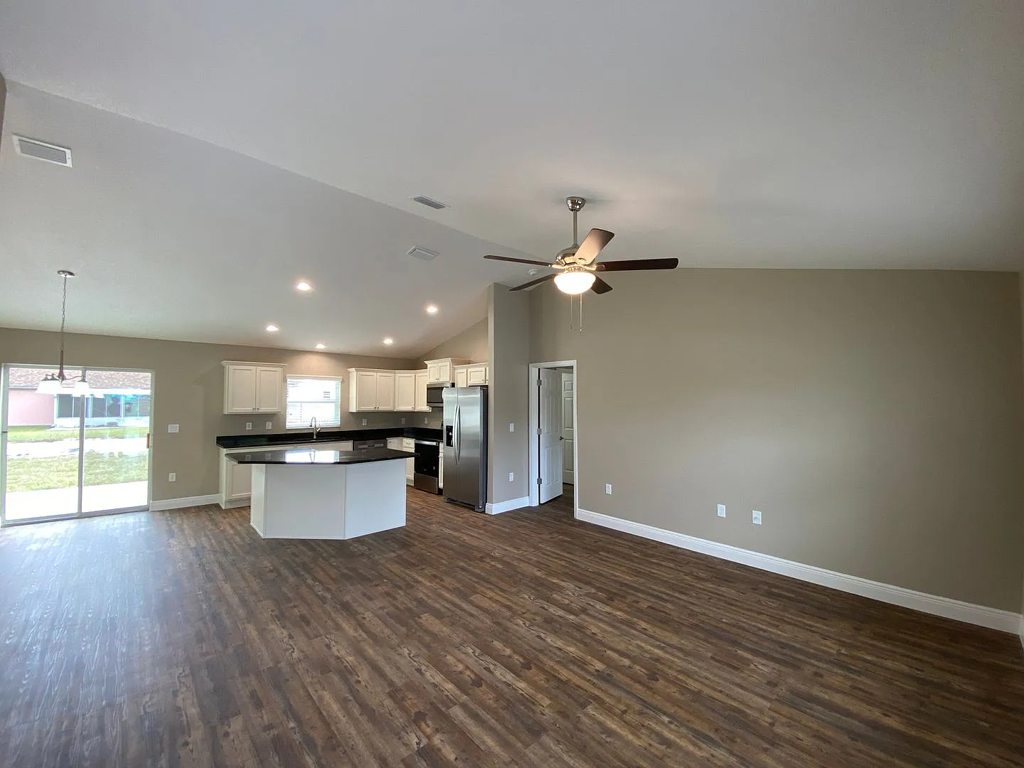 Beautiful Home - Desirable Sw Neighborhood 4/2/2 **Won"T Last** — Photo 3