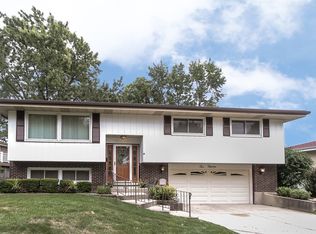 215 Robin Ln, Wood Dale, IL 60191