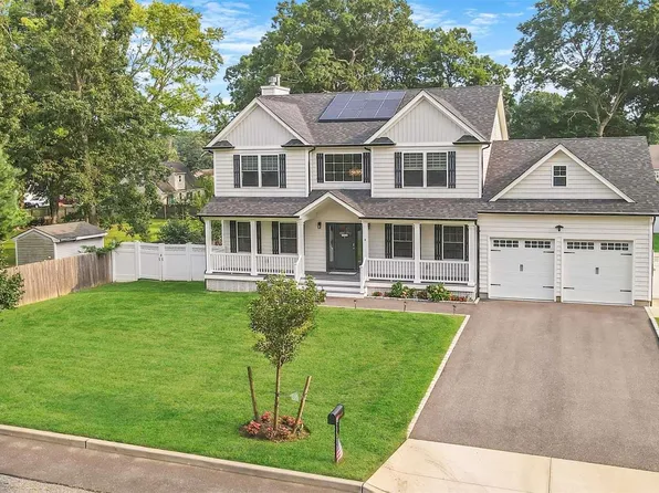 4 Ivory Street, Lake Grove, NY 11755