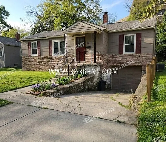 807 E 100th Ter — Photo 1