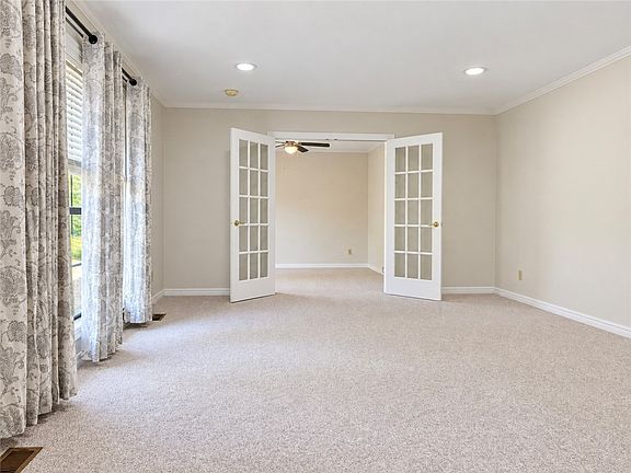 3rd image of 907 Kings Ct