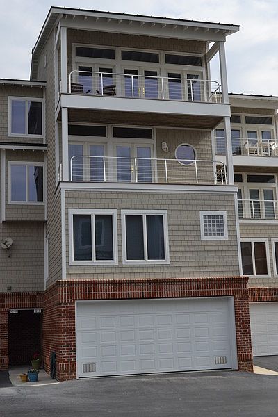 #G3 : First floor foyer and garage Third floor bedrooms Fourth floor living