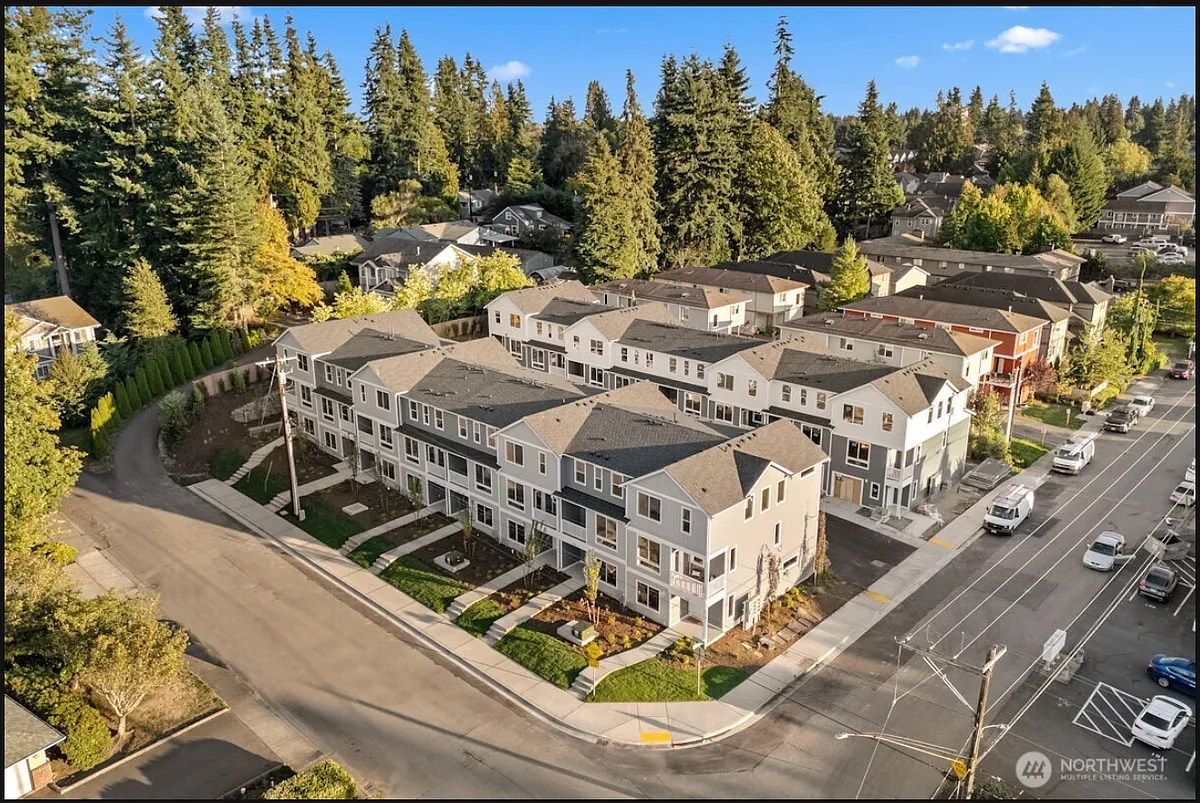 Building Photo - 7025 Rainier Dr #E