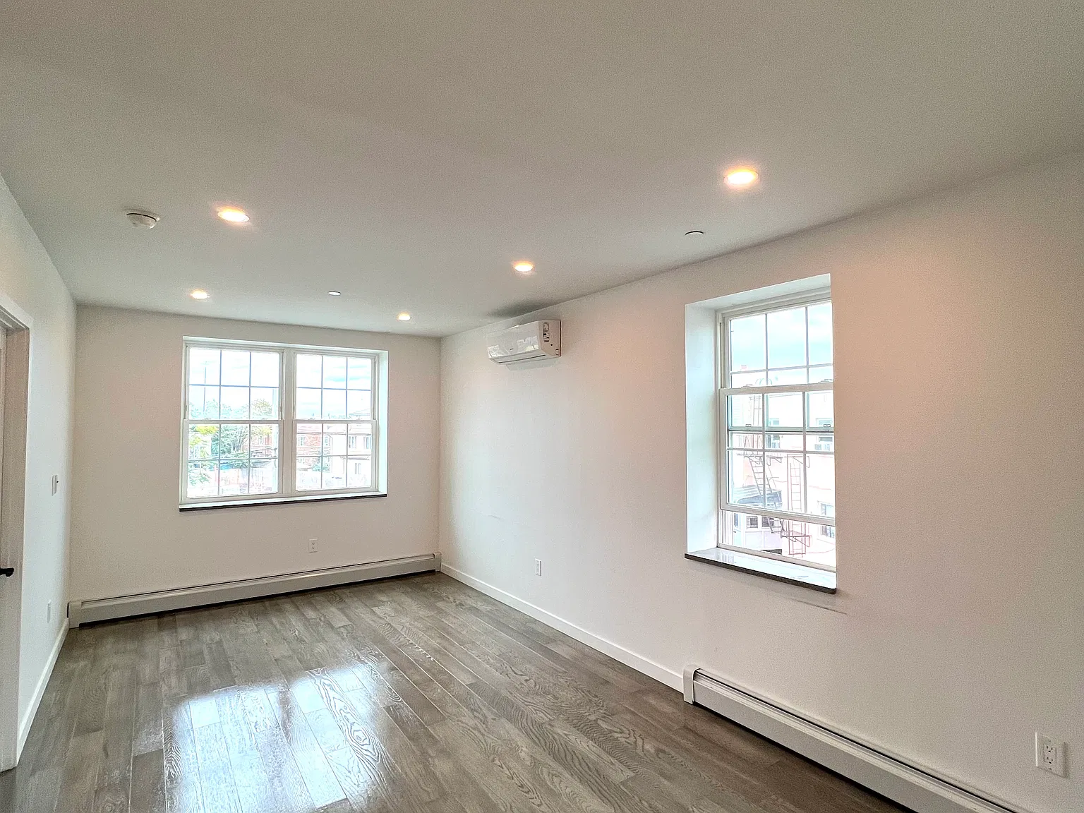 3 bed, 1050 sqft, $3,200 — Photo 2
