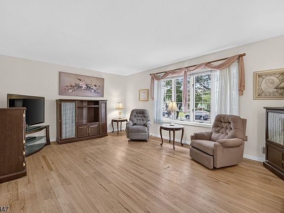 5th image of 25 Princeton Dr