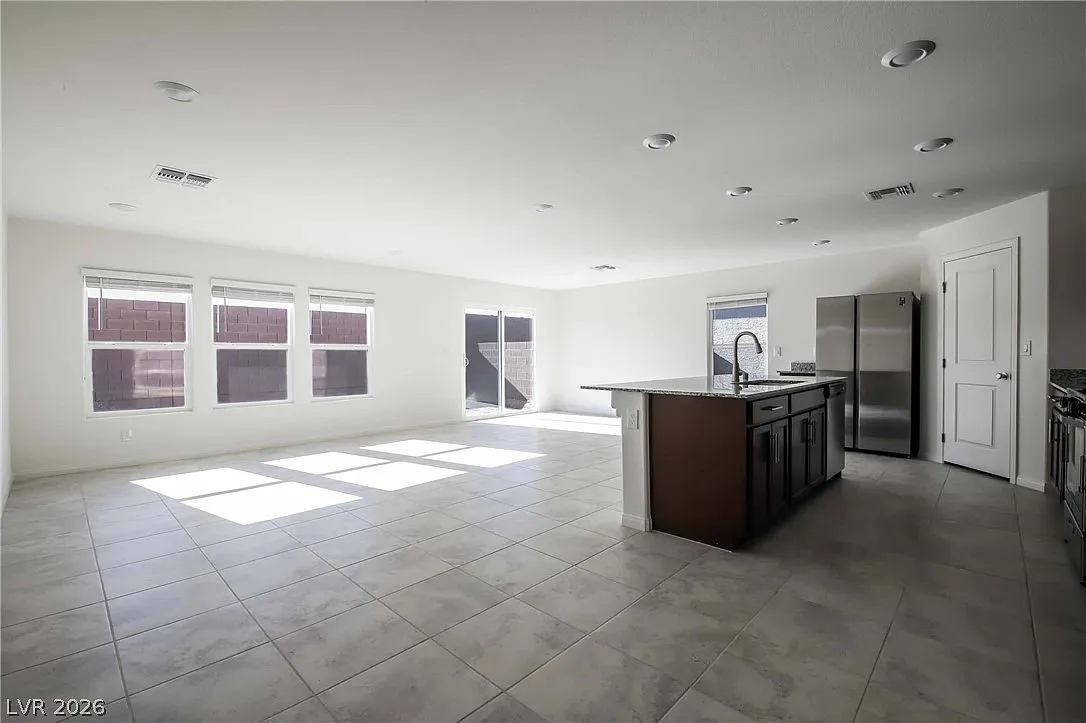 5 bed, 3.0 bath, 2481 sqft, $2,600 — Photo 4