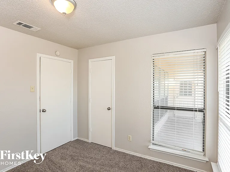 2321 Lakeshore Ln — Photo 11