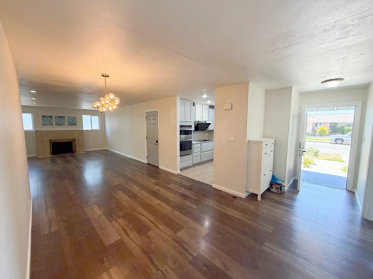 4 bed, 1627 sqft, $4,100 — Photo 2