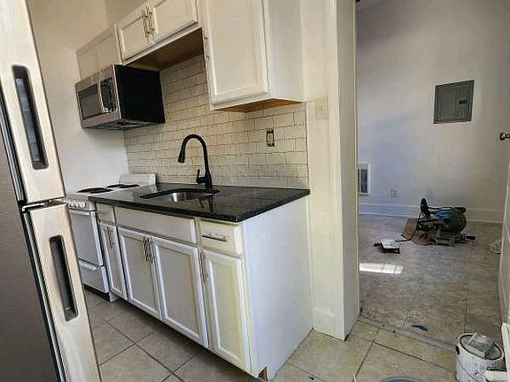 3rd image of 923 Belmont Ave #4