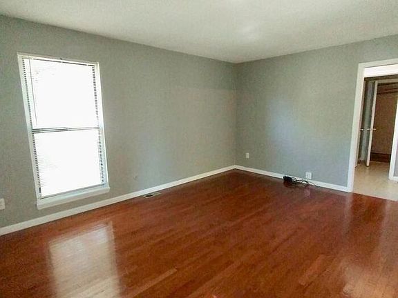 5th image of 9543 Manning Ave