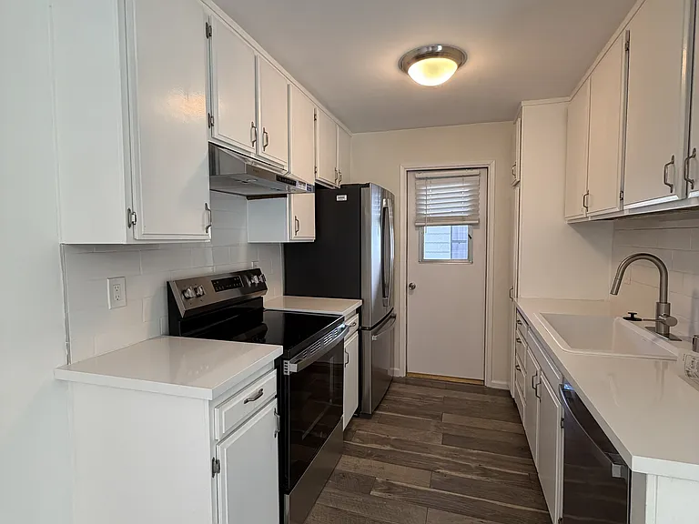 Kitchen. All new appliances.