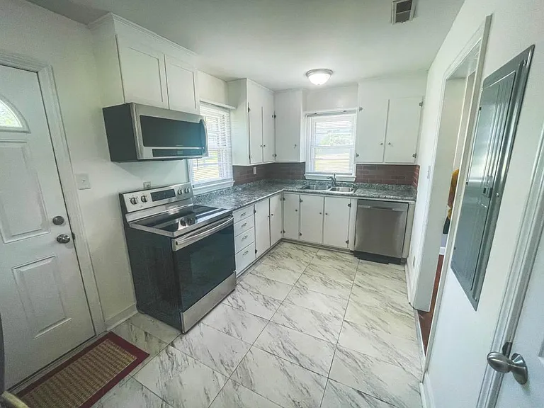 700 W Cedar St — Photo 8