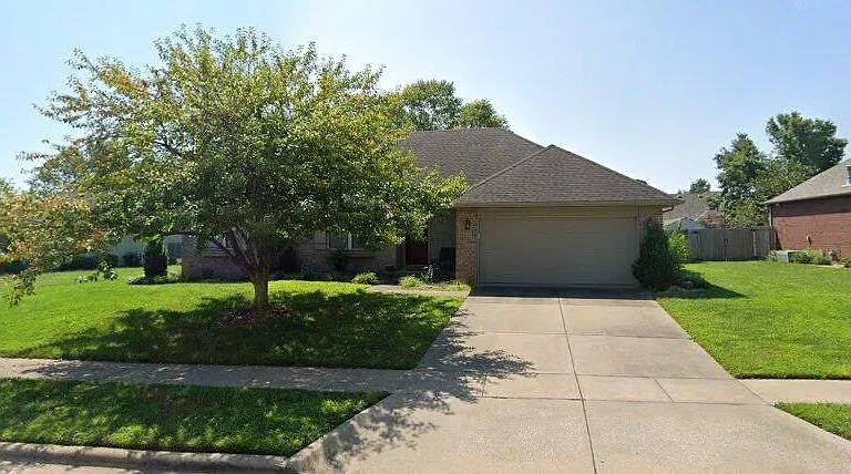 812 E Spring Dr — Photo 3