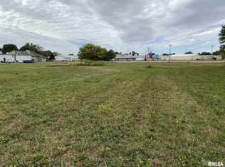 710 McAdam Dr, Taylorville, IL 62568