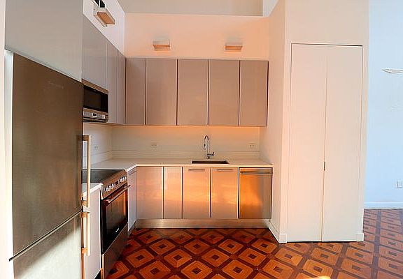 4th image of 316 E 3rd St APT 7C