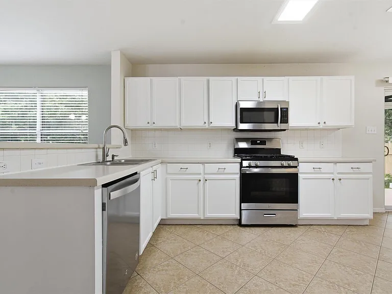 1806 Carriage Hills Trl — Photo 9