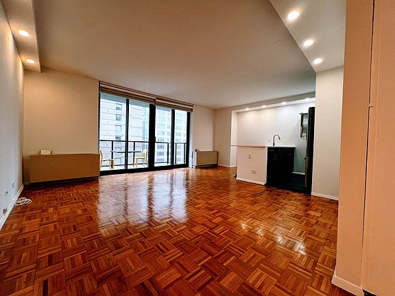 3rd image of 161 W 61st St APT 10H