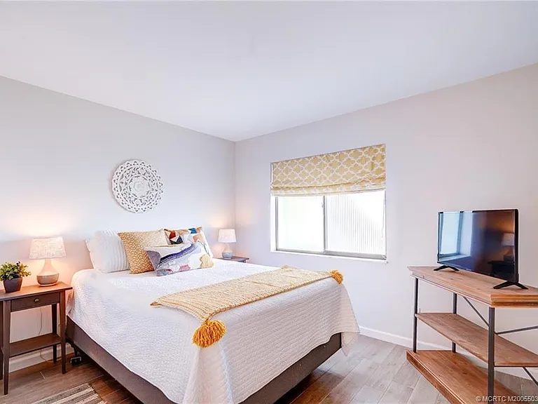 5553 NE Gulfstream Way — Photo 13
