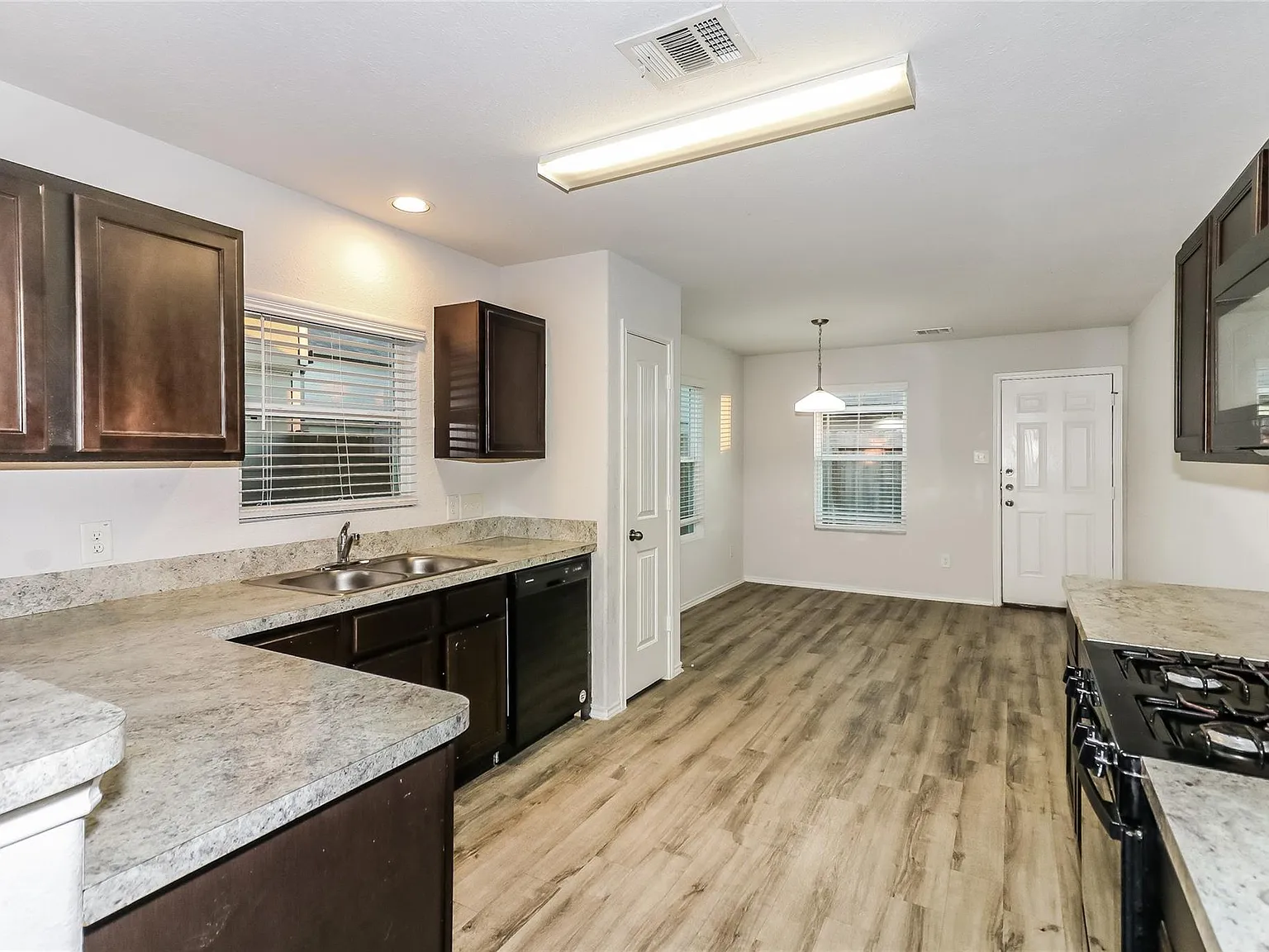 4 bed, 2.5 bath, 2039 sqft, $2,315 — Photo 3