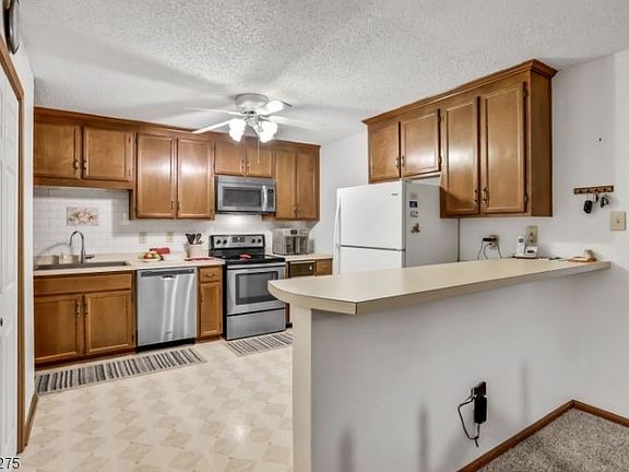 3rd image of 98 Heritage Ln