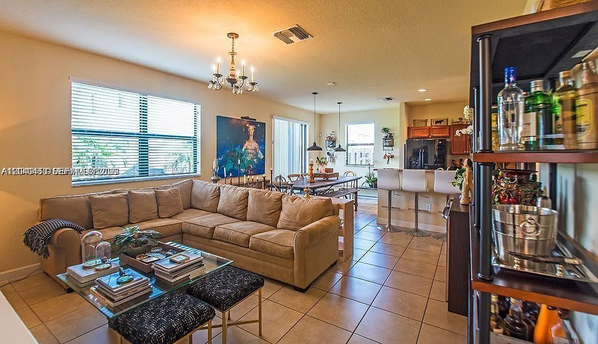 5 bed, 3.0 bath, 2589 sqft, $4,795 — Photo 3