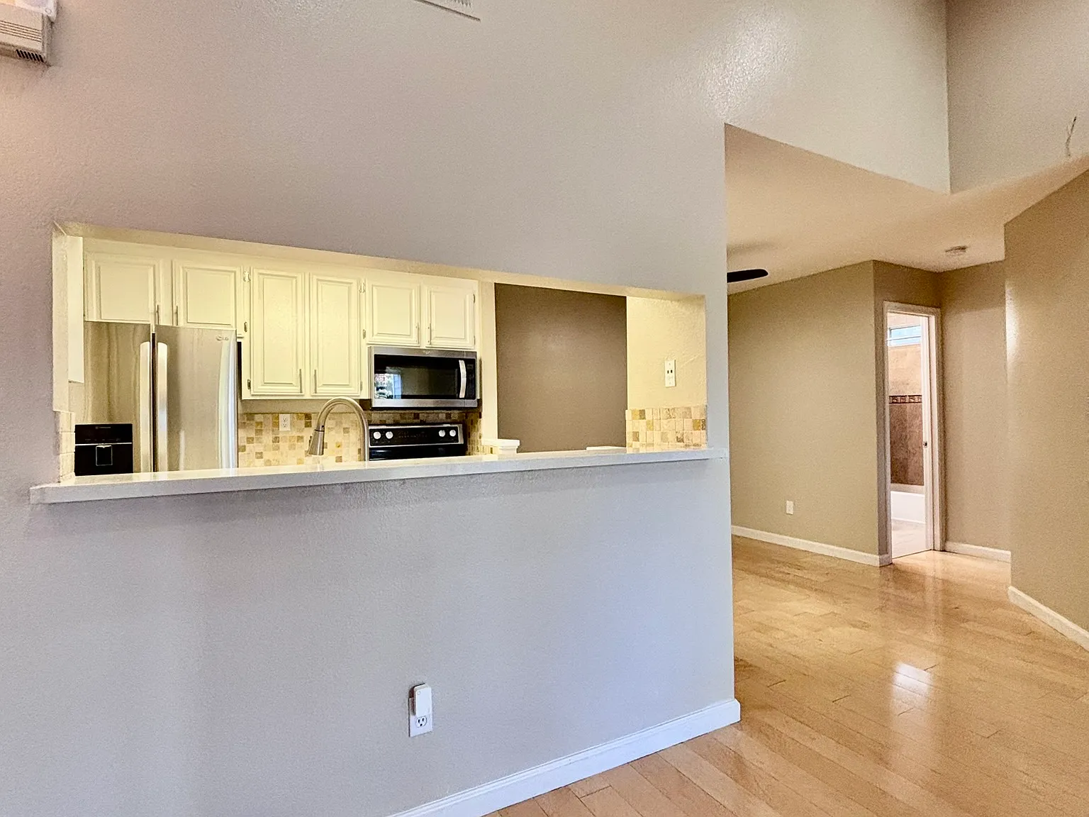 2 bed, 955 sqft, $3,300 — Photo 4