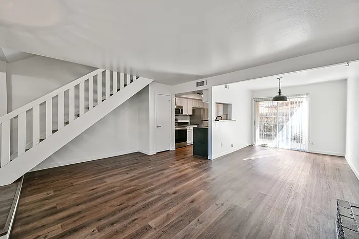2 bed, 1.5 bath, 1052 sqft, $1,860 — Photo 4