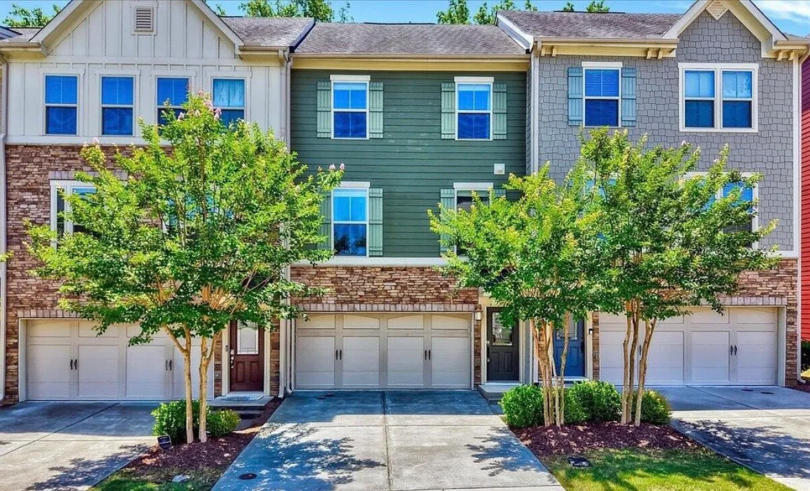 3 bed, 2416 sqft, $2,400 — Photo 1