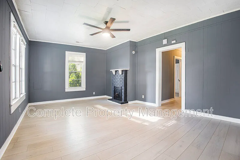 2 bed, 1.0 bath, 916 sqft, $900 — Photo 2