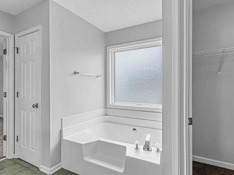 209 Lansing Ct — Photo 29