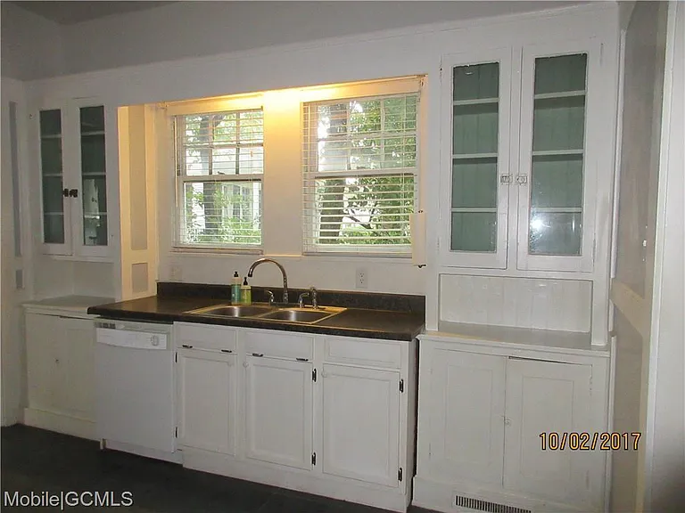 1576 Dauphin St — Photo 4